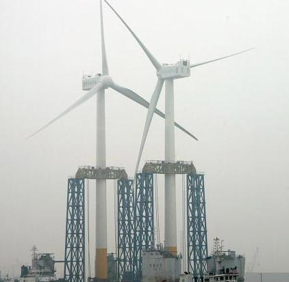 东海大桥两台风力发电机组同时运输