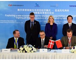 吴新雄陪同丹麦首相参观天津维斯塔斯工厂并见证风电项目签约