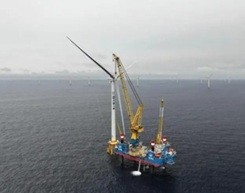 全球首个±500kV柔性直流海上风电项目完成首台风机吊装