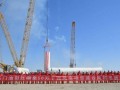 玉门油田红柳泉50万千瓦风电首台机组吊装落地